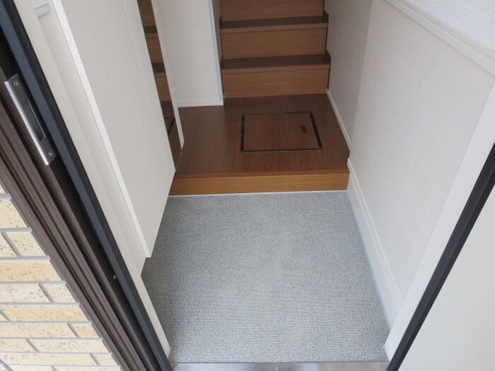 物件内観写真13　(玄関)