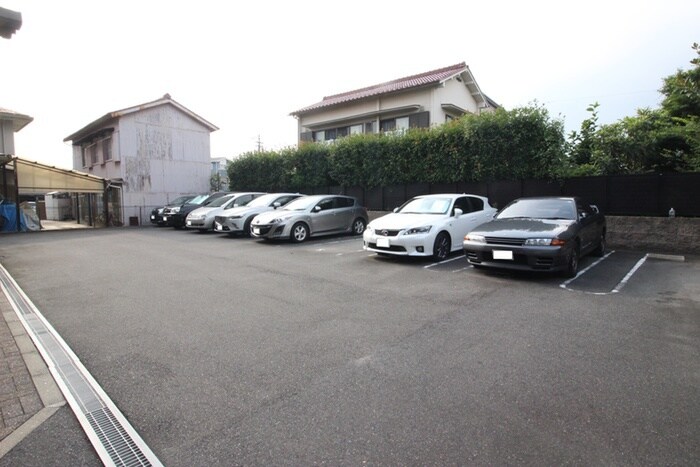 物件外観写真5　(駐車場)
