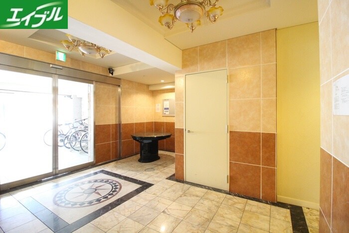 物件外観写真6　(エントランス部分)