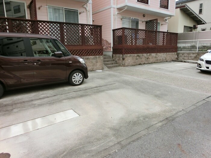 物件外観写真4　(駐車場)