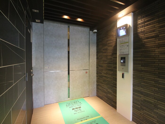 物件外観写真3　(エントランス部分)