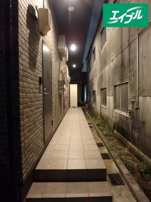 物件外観写真3　(エントランス部分)