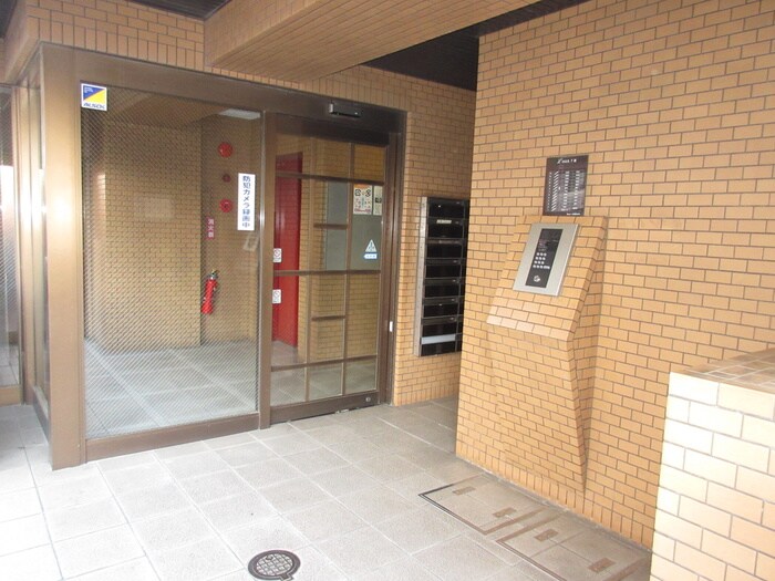 物件外観写真3　(エントランス部分)