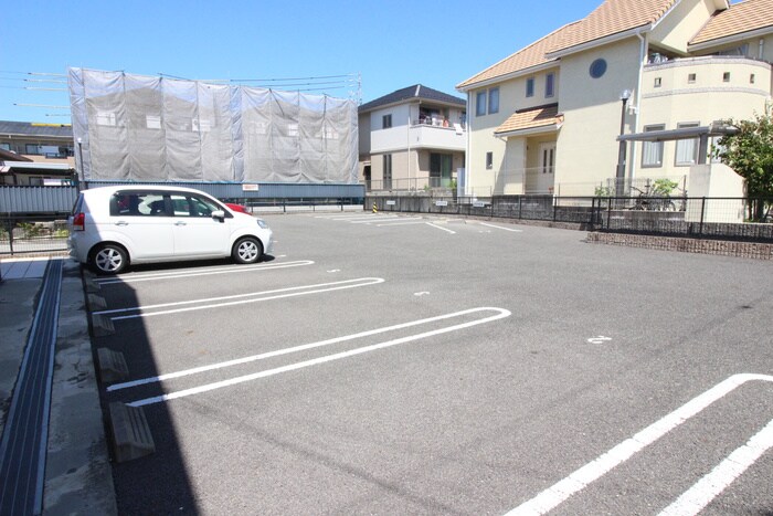 物件外観写真4　(駐車場)