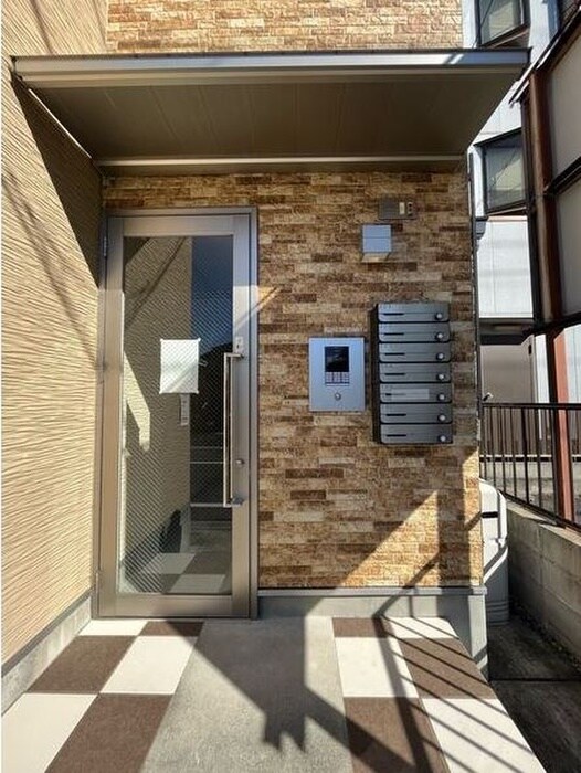 物件外観写真2　(エントランス部分)