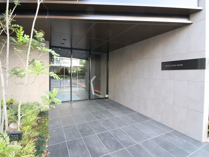 物件外観写真2　(エントランス部分)