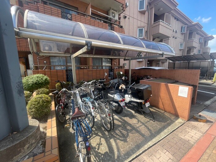 物件外観写真4　(駐輪場)