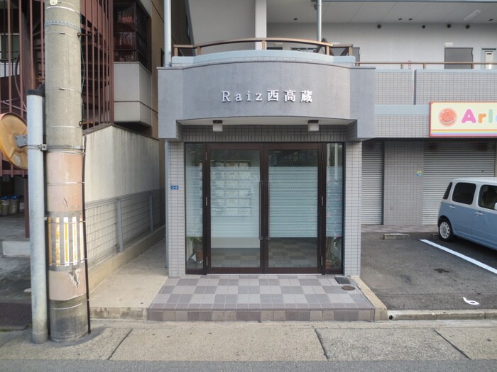 物件外観写真2　(エントランス部分)