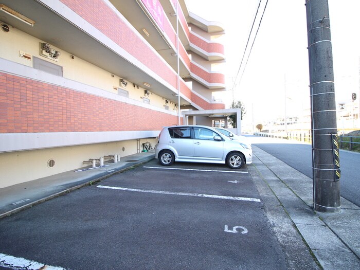 物件外観写真5　(駐車場)