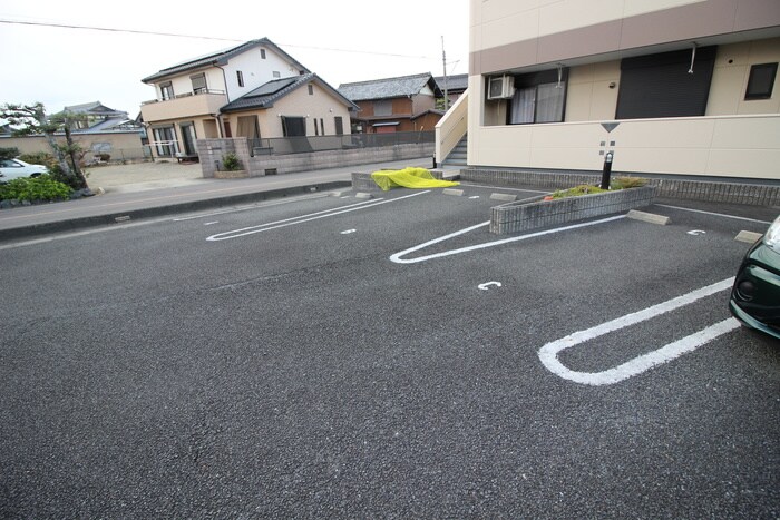 物件外観写真4　(駐車場)