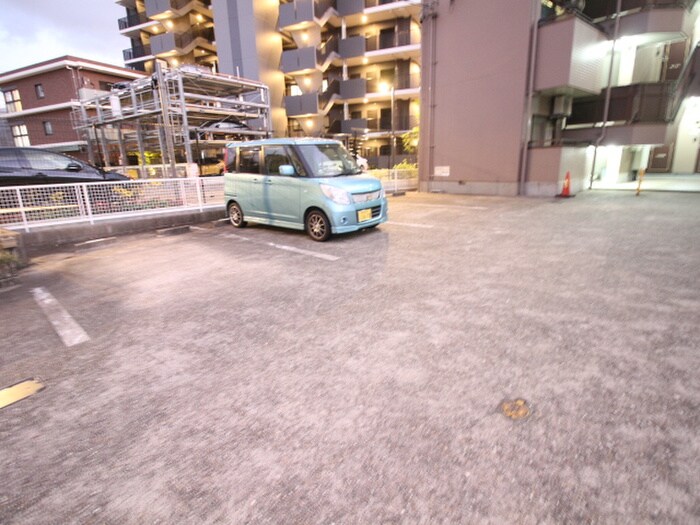 物件外観写真5　(駐車場)