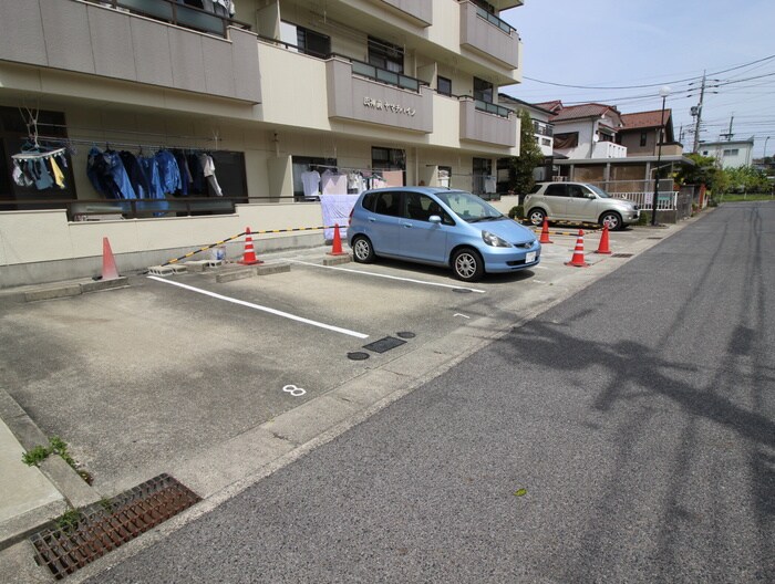 物件外観写真2　(駐車場)