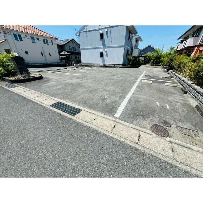 物件外観写真3　(駐車場)