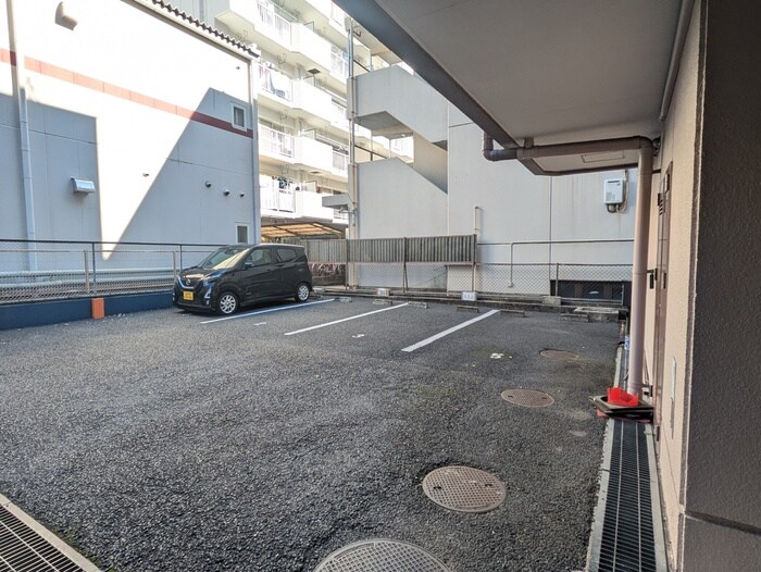 物件外観写真4　(駐車場)