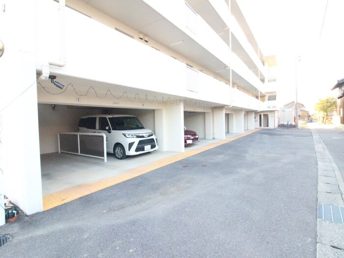 物件外観写真4　(駐車場)