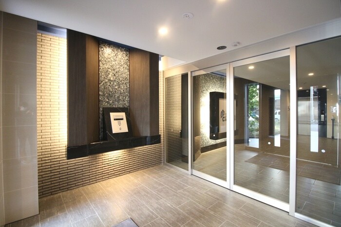 物件外観写真2　(エントランス部分)