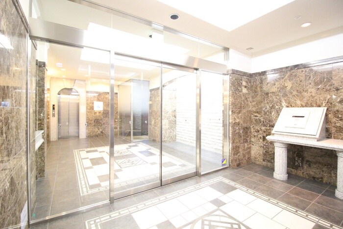 物件外観写真4　(エントランス部分)