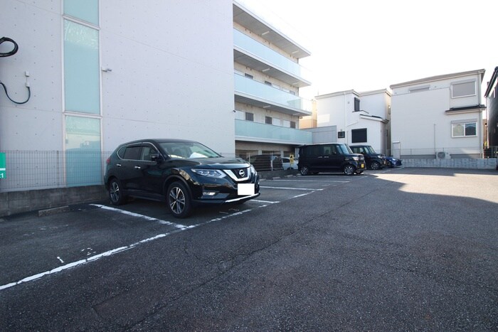 物件外観写真6　(駐車場)