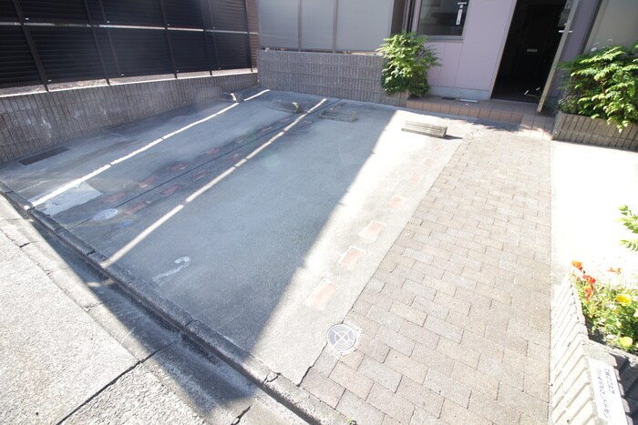 物件外観写真5　(駐車場)