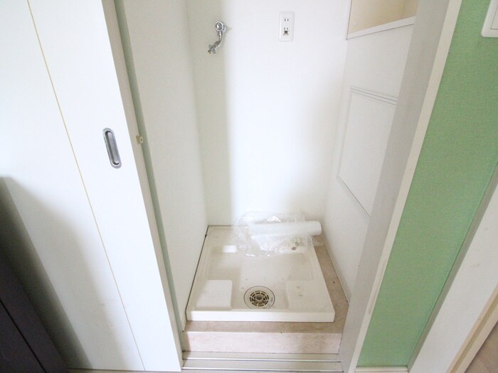 物件内観写真14　(洗濯機置場)