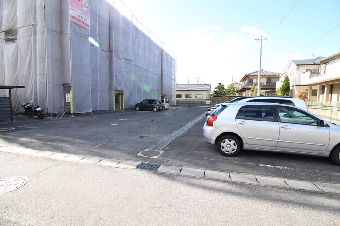物件外観写真6　(駐車場)