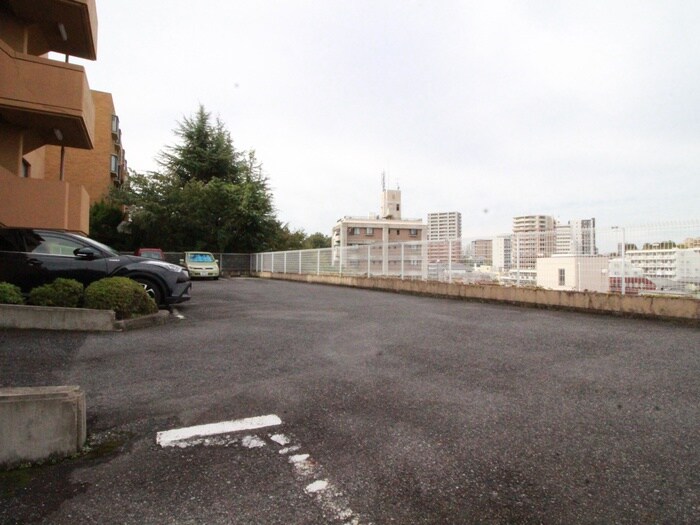 物件外観写真3　(駐車場)