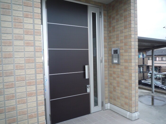物件外観写真2　(エントランス部分)