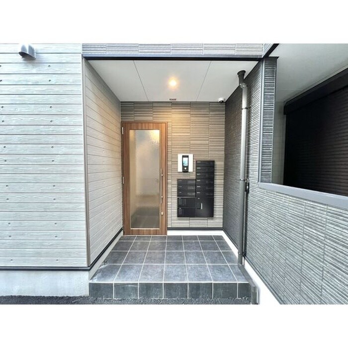 物件外観写真2　(エントランス部分)