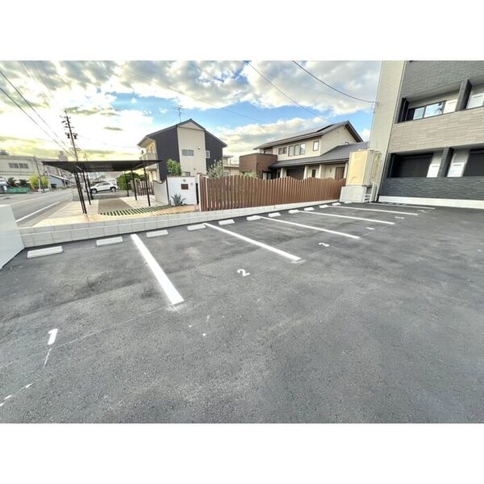 物件外観写真4　(駐車場)