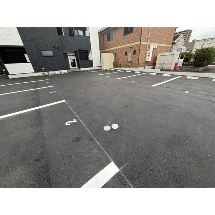 物件外観写真5　(駐車場)