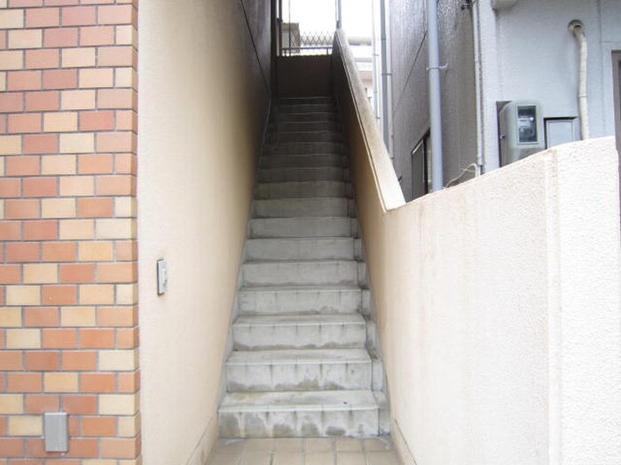 物件外観写真4　(エントランス部分)