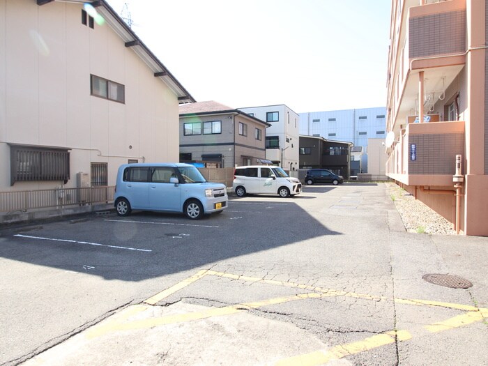 フラワービレッジの駐車場