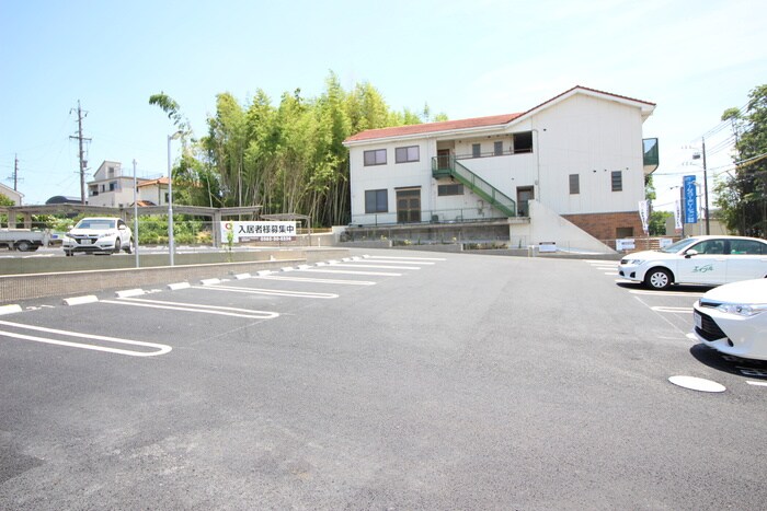 物件外観写真6　(駐車場)