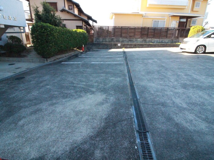物件外観写真4　(駐車場)