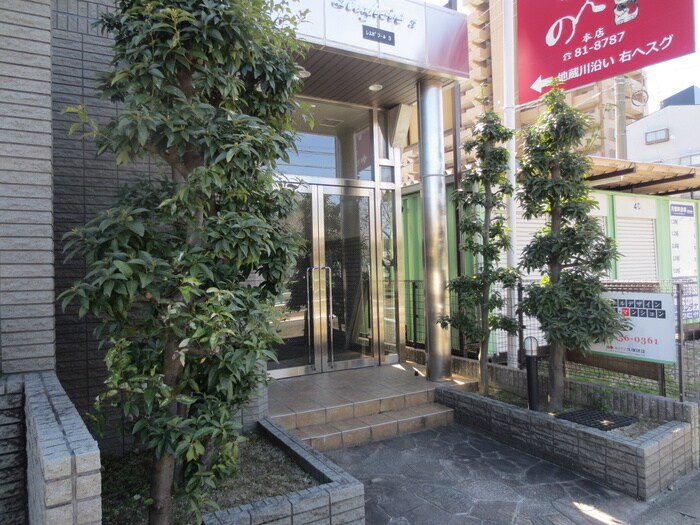 物件外観写真4　(エントランス部分)