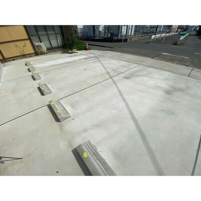 物件外観写真6　(駐車場)