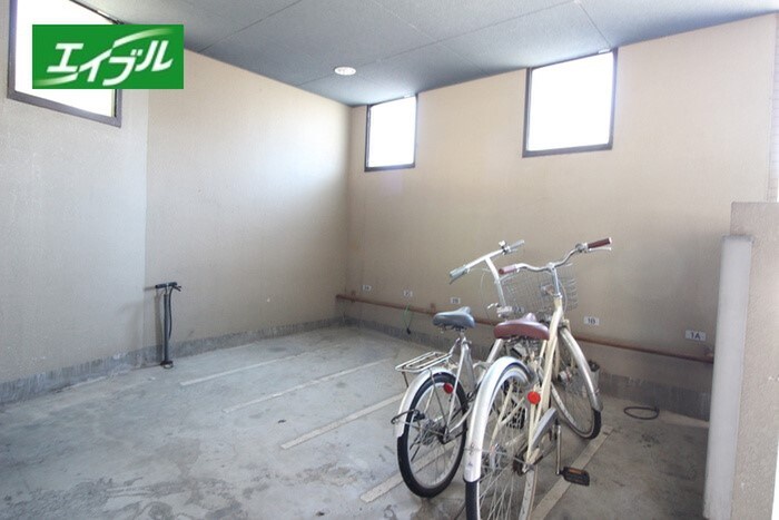 物件外観写真2　(駐輪場)