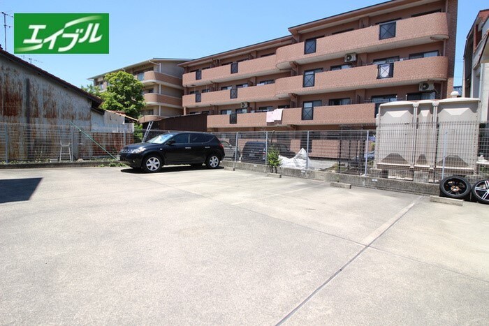 物件外観写真3　(駐車場)