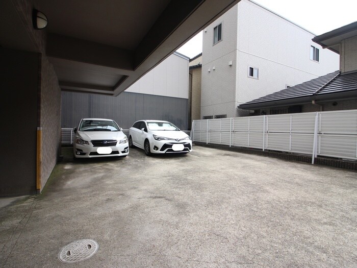 物件外観写真2　(駐車場)