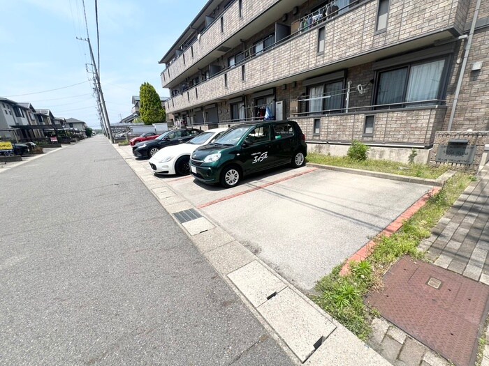 物件外観写真3　(駐車場)