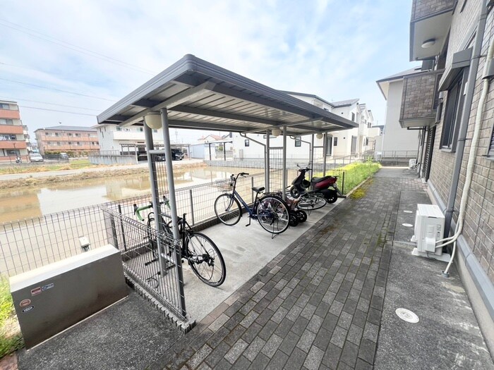 物件外観写真4　(駐輪場)