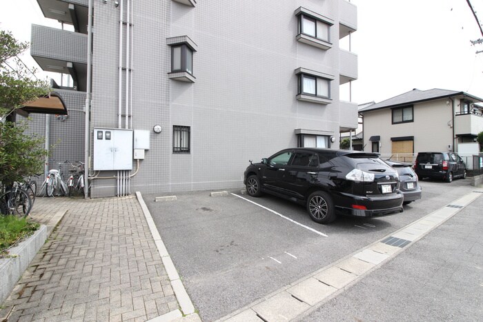 物件外観写真6　(駐車場)