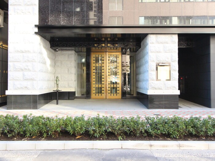 物件外観写真2　(エントランス部分)