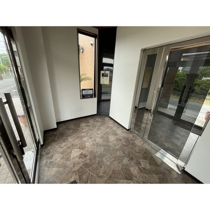 物件外観写真4　(エントランス部分)