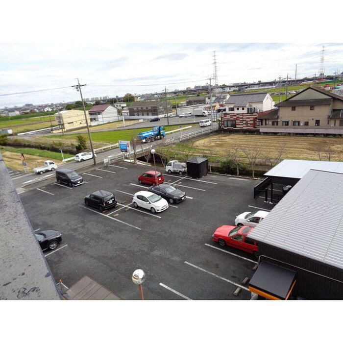 物件外観写真6　(駐車場)