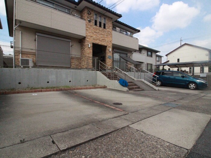 物件外観写真5　(駐車場)