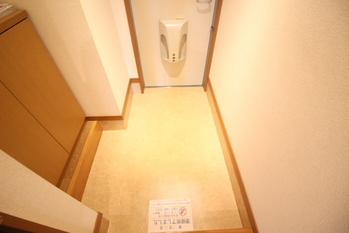 物件内観写真4　(玄関)