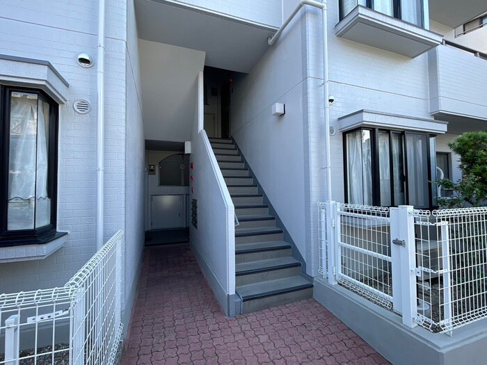 物件外観写真5　(エントランス部分)