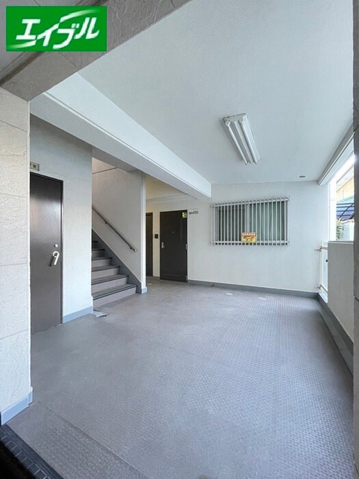 物件外観写真5　(エントランス部分)