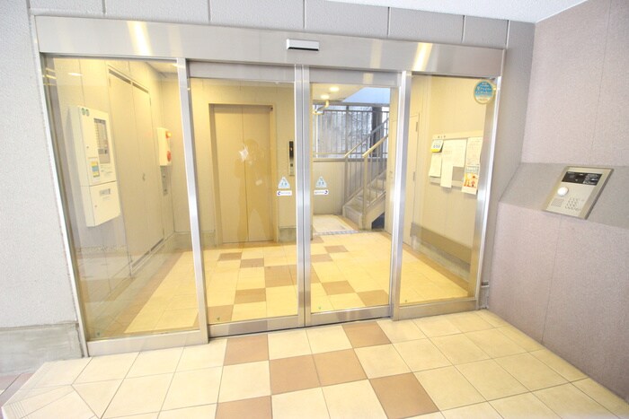 物件外観写真2　(エントランス部分)